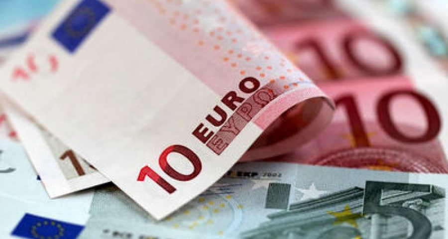 نرخ هر دلار آمریکا برای امروز (چهارشنبه نوزدهم اردیبهشت ماه) بدون تغییر نسبت به روز گذشته ۴۲ هزار ریال قیمت خورد.کاهش قیمت ۲۵ ارز بانکى