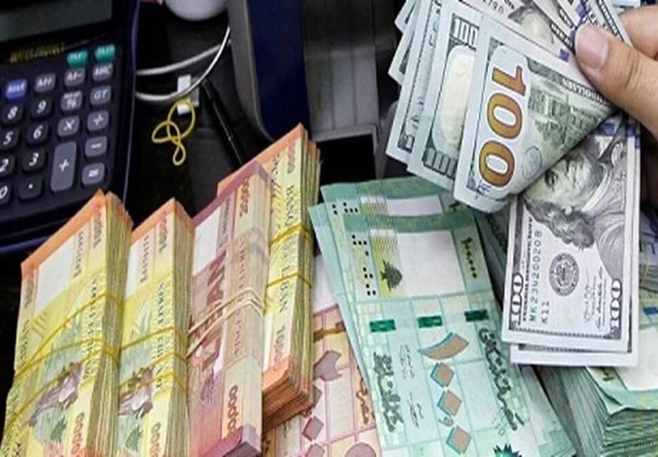 یک مقام مسئول در بازار متشکل ارزی گفت: همزمان با راه اندازی سامانه برخط بازار متشکل ارزی، برخی صراف‌ها فروش ارز به مراجعان حضوری را متوقف کرده بودند که همین امر باعث نوساناتی در قیمت‌ شد.