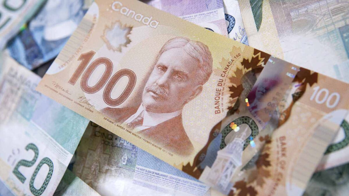 نرخ دلار کانادا در بازار آزاد هم اکنون 29,810 تومان می باشد. براین اساس قیمت دلار کانادا نسبت به روز پنج شنبه افزایشی 520 تومانی داشته است.