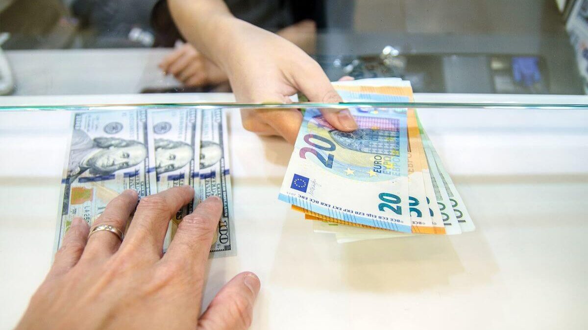 شعب منتخب ارزی بانک ملت هم مانند بانک ملی نسبت به فروش ارز مسافرتی اقدام می کنند و متقاضیان ارز مسافرتی می توانند به این شعب نیز مراجعه کنند.