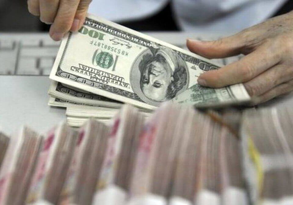 بانکها از این پس دیگر به متقاضیان اسکناس ارز نمی دهند و باید وجه آن را در حساب ارزی نزد بانکها به متقاضی تحویل دهند،