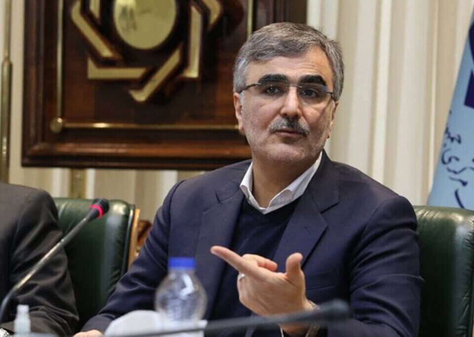 رئیس کل بانک مرکزی گفت: نرخ ارز بازار آزاد را قبول نداریم. این نرخ صرفا براساس انتظارات تورمی ناشی از اخبار منفی شکل می‌گیرد و به هیچ وجه با واقعیات اقتصاد ما همخوانی ندارد.