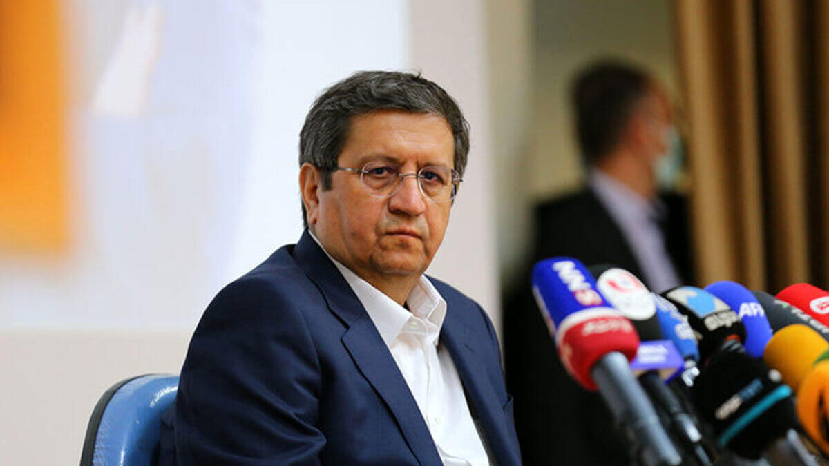 رییس پیشین بانک مرکزی نسبت به نرخ های متفاوت ارز در بازار واکنش نشان داد.