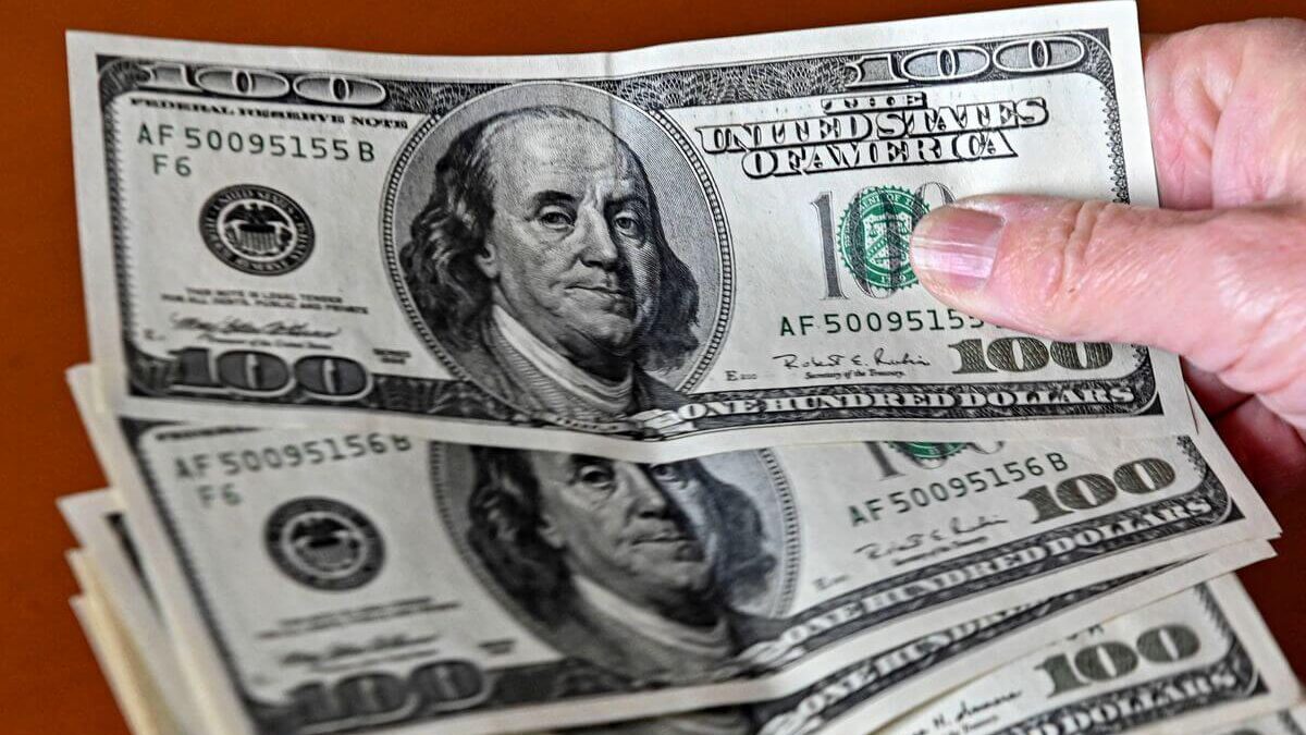 بانک مرکزی خطاب به مردم اعلام کرد: به منظور جلوگیری از به مخاطره افتادن اموال و دارایی‌های خود صرفا به انجام مبادلات و معاملات مجاز در شرکت‌های صرافی دارای مجوز از بانک مرکزی مراجعه کنند.