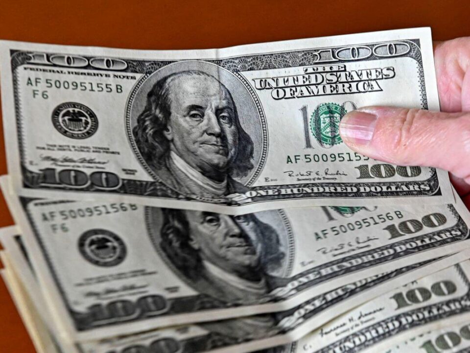 بانک مرکزی خطاب به مردم اعلام کرد: به منظور جلوگیری از به مخاطره افتادن اموال و دارایی‌های خود صرفا به انجام مبادلات و معاملات مجاز در شرکت‌های صرافی دارای مجوز از بانک مرکزی مراجعه کنند.