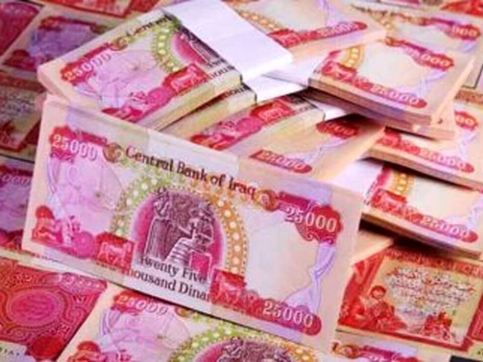 در تازه‌ترین اقدام دولت عراق برای کنترل بازار سیاه ارز این کشور، مبادله دلار توسط مردم عراق توسط وزارت کشور ممنوع شده است.درواقع در پس این سیاست بغداد در تلاش است تا فاصله نرخ رسمی و نرخ ارز در بازار سیاه این کشور را کم کند؛ چراکه این مسئله باعث شده تا شاهد افزایش قیمت‌ها و گسترش انتقادات عمومی در این کشور باشیم.