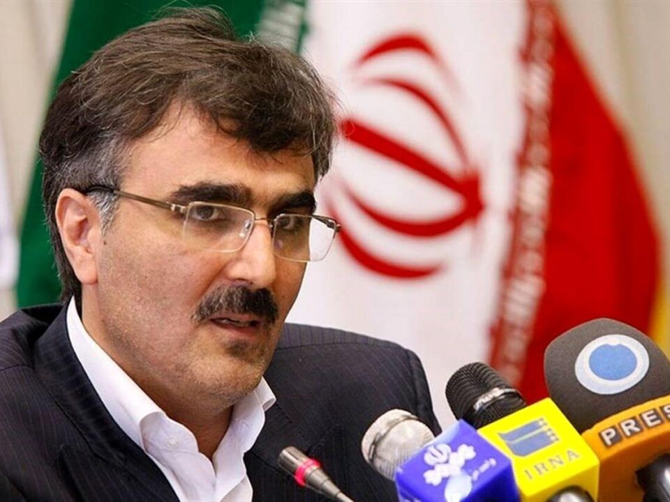 بانک مرکزی از این به بعد ارز را به‌طور مستقیم از صادرکنندگان خریداری کرده و به واردکنندگان خواهد فروخت، تا هم هزینه ها کمتر شده و هم زمان تامین ارز کوتاه‌تر شود.