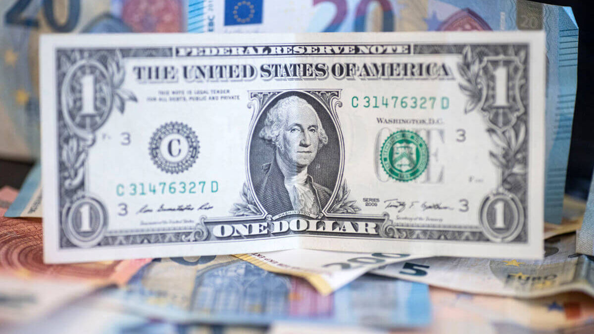 نرخ رسمی ۱۷ ارز کاهش یافت. بانک مرکزی امروز نرخ هر دلار را ۴۲ هزار ریال، پوند را ۵۳ هزار و ۸۵۱ ریال و یورو را ۴۵ هزار و ۹۷۴ ریال اعلام کرد.