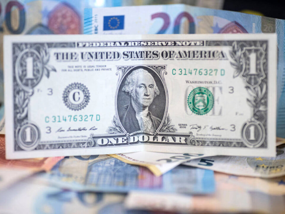 نرخ رسمی ۱۷ ارز کاهش یافت. بانک مرکزی امروز نرخ هر دلار را ۴۲ هزار ریال، پوند را ۵۳ هزار و ۸۵۱ ریال و یورو را ۴۵ هزار و ۹۷۴ ریال اعلام کرد.