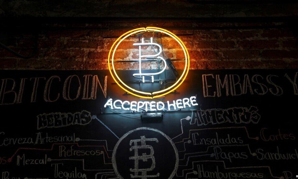 «چین آنالیز» که یک شرکت تخصصی بلاک‌چین است، به‌تازگی اعلام کرده که در سال ۲۰۲۳ مجموع رقم باج پرداخت‌شده در شکل رمزارز در حملات سايبری تقریباً دو برابر شد و به رکورد یک میلیارد دلار رسید.