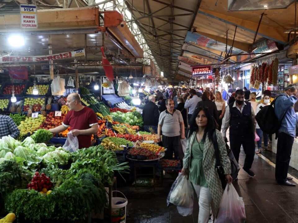 بر اساس داده‌های رسمی، تورم سالانه ترکیه در فوریه به ۶۷.۰۷ درصد رسید، و در میانه افزایش قیمت اقلام خوراکی، هزینه هتل و آموزش، فشارها برای اتخاذ سیاست‌های پولی انقباضی‌تر را افزایش داده است.