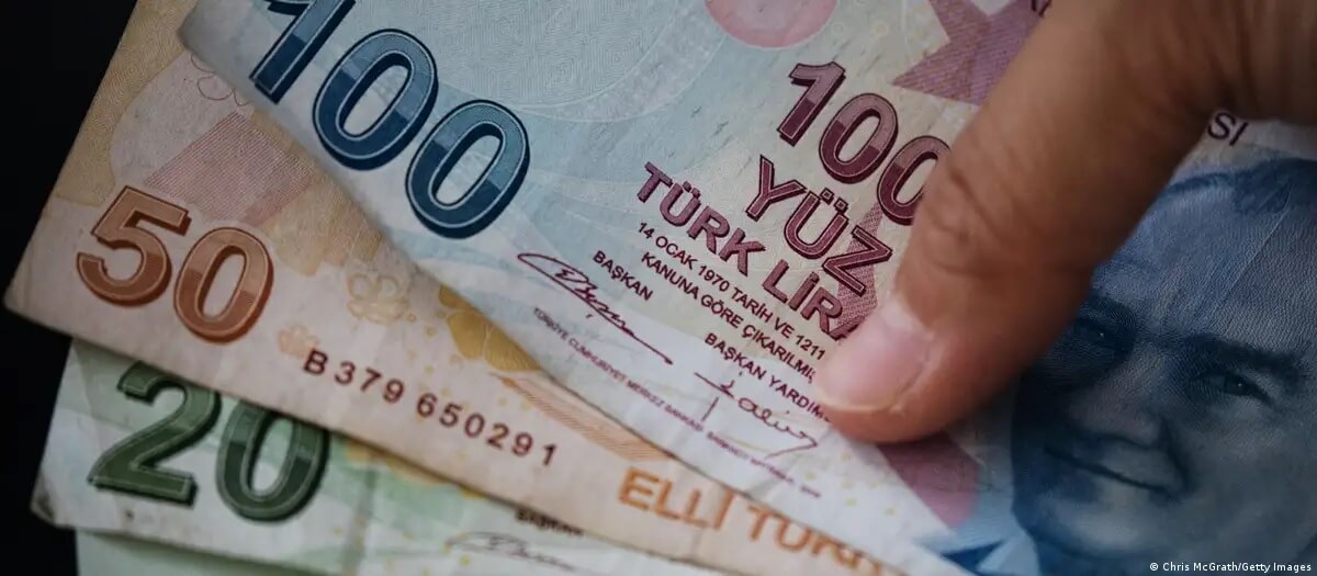 بانک مرکزی و سیاستمداران ترکیه از پس مهار نرخ تورم و سقوط ارزش لیر ناتوان مانده‌اند. طبق آمار رسمی، نرخ گرانی کالاها و خدمات در ماه فوریه به حدود ۷۰ درصد رسیده است. کاهش نرخ برابری لیر در مقابل هر دلار همچنان ادامه دارد.
