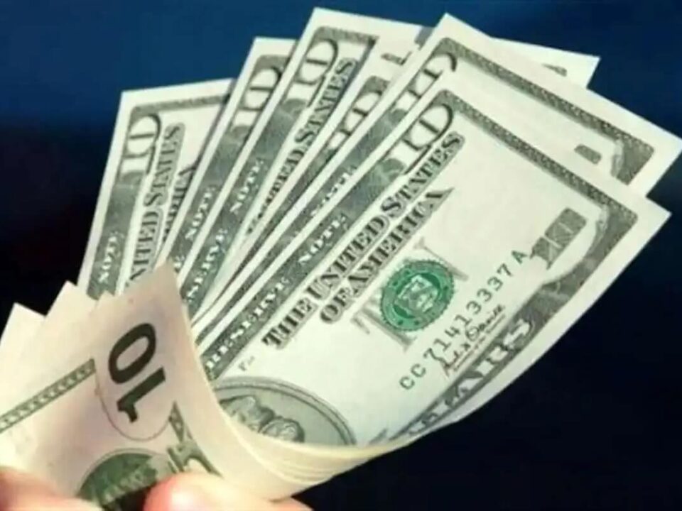 قیمت دلار امروز با روند کاهشی بازگشایی شد. این افت، دلار را که یک هفته بود در کریدور ششم نوسان داشت در کریدور ۵۰ هزار تومانی نشاند. کارشناسان اقتصادی برگشت قیمت دلار را پیش‌بینی کرده بودند.