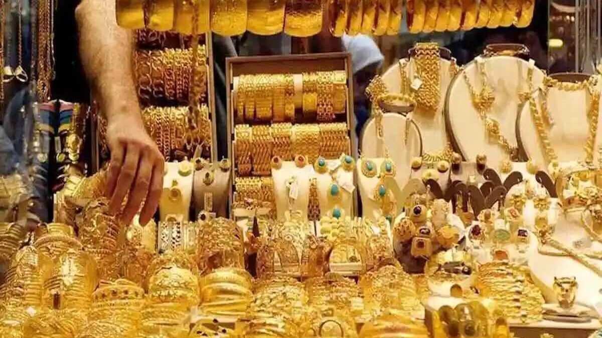 قیمت طلا و سکه در دومین روز هفته نزولی شد. دلار امروز به کریدور ۵۰ هزار تومانی برگشت و همین موضوع باعث افت نیم میلیون تومانی سکه امامی شد و به این ترتیب، سکه‌های سنگین به کانال پایین‌تر برگشتند.