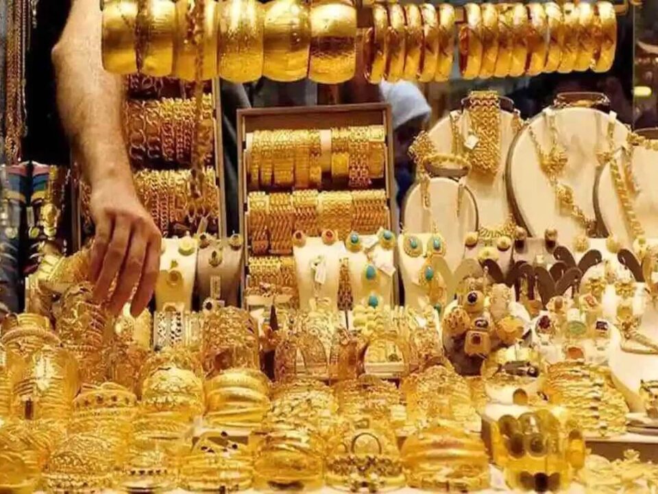 قیمت طلا و سکه در دومین روز هفته نزولی شد. دلار امروز به کریدور ۵۰ هزار تومانی برگشت و همین موضوع باعث افت نیم میلیون تومانی سکه امامی شد و به این ترتیب، سکه‌های سنگین به کانال پایین‌تر برگشتند.