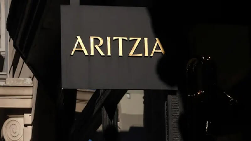 شرکت پوشاک کانادایی Aritzia (نماد: ATZ.TO) قرار است در تاریخ ۹ اکتبر نتایج مالی سه‌ماهه دوم خود را اعلام کند. هرچند تحلیلگران انتظار سود قوی دارند، اما هشدار می‌دهند که قوانین جدید تعرفه‌ای آمریکا می‌تواند حاشیه سود شرکت را تحت فشار قرار دهد و چشم‌انداز رشد آن را تضعیف کند.